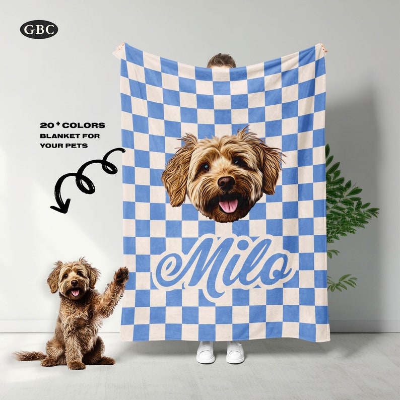 Puede incluir: Una manta personalizada para mascotas con la cara de un perro y el nombre "Milo" en escritura azul claro. La manta tiene un patr&oacute;n de cuadros azules y blancos. El texto a la izquierda dice "20+ COLORS BLANKET FOR YOUR PETS".
