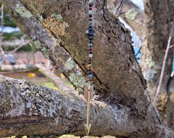 Tête de mort et flèches : oeil de tigre, jaspe, onyx, howlite - breloque à suspendre - décoration d'intérieur en cristal - acceptation de soi, volonté, détermination, force