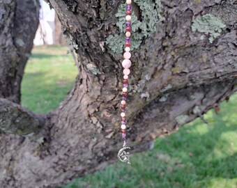 Fée de la créativité : améthyste, grenat, pierre de soleil, kunzite - breloque à suspendre - décoration de maison en cristal - inspiration, passion, joie de vivre