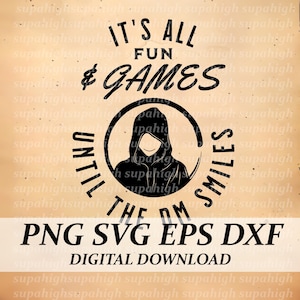 Op de afbeelding: Zwart-wit grafisch ontwerp met een gekapte figuur in het midden. De tekst luidt "It's all fun & games until the DM smiles".
