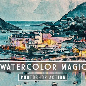Könnte beinhalten: Aquarellmalerei einer Küstenstadt mit Gebäuden, Booten und Bergen. Das Bild hat einen weichen, künstlerischen Stil mit einer Farbpalette aus Blau-, Grün- und Gelbtönen. Der Text auf dem Bild lautet "WATERCOLOR MAGIC" und "PHOTOSHOP ACTION".