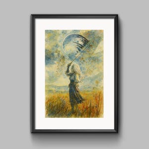 Op de afbeelding: Waterverfschilderij in een zwarte lijst. Het kunstwerk toont een persoon met lang wit haar die een vlag vasthoudt in een veld met hoog gras. De vlag heeft een halvemaanvorm met donkere lijnen. De achtergrond toont een bewolkte lucht en heuvels.
