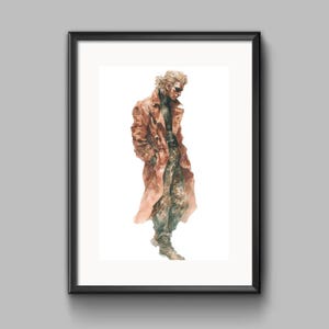 Peut inclure: Impression d'art à l'aquarelle d'une figure en manteau long couleur rouille, lunettes de soleil et pantalon à motifs. L'œuvre est encadrée dans un cadre noir, sur fond blanc. La figure est en position de marche.