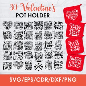 Puede incluir: Un conjunto de 30 agarraderas para ollas con temática del Día de San Valentín con varios refranes sobre el tema de la repostería. Las agarraderas para ollas son rojas con texto blanco. Los refranes incluyen "You Bake Me Crazy", "Kiss The Cook", "Baking Is My Love", y "Love Is In The Air".