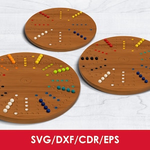 Peut inclure: Trois jeux de société en bois avec des billes colorées. Les plateaux sont circulaires avec une finition en grain de bois brun clair. Chaque plateau comporte des trous et des pistes pour les billes de différentes couleurs, dont le rouge, le jaune, le bleu, le vert et le blanc. Le texte "SVG/DXF/CDR/EPS" est en bas.