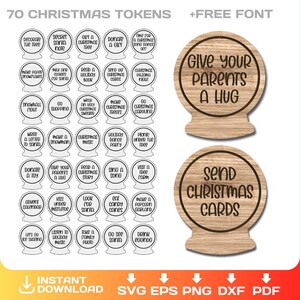 Op de afbeelding: Een verzameling van 70 kersttokens met diverse feestelijke activiteiten, zoals "De boom versieren" en "Kerstkaarten versturen". Twee houten tokens tonen de zinnen "Geef je ouders een knuffel" en "Stuur kerstkaarten".