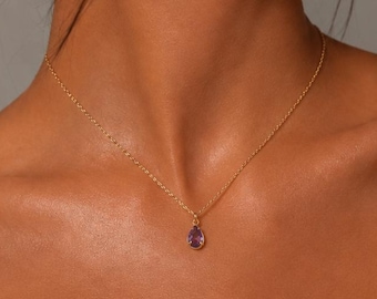 Colar com pingente de ametista em formato de gota, banhado a ouro e prata de lei, pedra do mês de fevereiro.