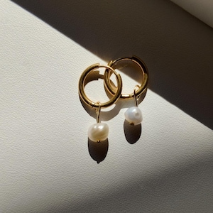Freshwater Pearl Small Hoop Earrings, Natural Freshwater Pearl Sterling Sliver Dangle Earrings, Gold Pearl Huggie, Gift for Her