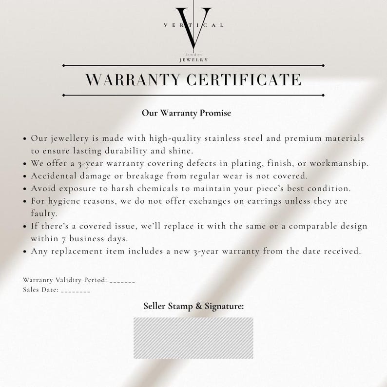 Op de afbeelding: Een wit Vertical Jewelry garantiecertificaat met zwarte tekst. Het document beschrijft een garantie van 3 jaar voor roestvrijstalen sieraden, inclusief dekkingsdetails, onderhoudsinstructies en ruimtes voor een verkopersstempel en handtekening.
