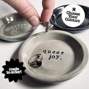 Queer Joy - Plato de arcilla hecho a mano para baratijas o anillos con letras estampadas a mano en relieve / Decoración LGBTQ+ o idea de regalo