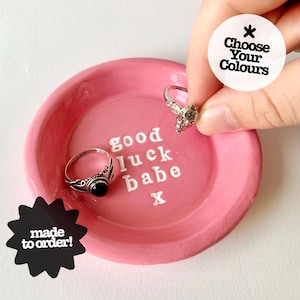 Handgemaakte ringschotel van roze klei: Good Luck Babe, queer decor
