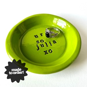 Ur So Julia xo - Prato para enfeites/anel de barro feito à mão verde/preto com letras em relevo estampadas à mão