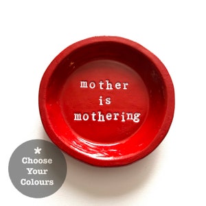 Mother Is Mothering - Plato para anillos o baratijas de arcilla hecho a mano con letras en relieve estampadas a mano / Regalo para el Día de la Madre LGBTQ+ Drag / Familia elegida