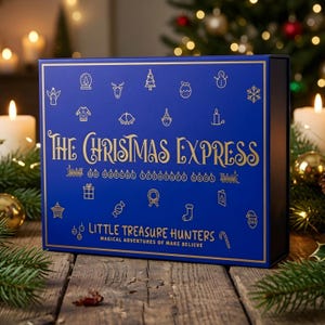 Peut inclure: Une boîte rectangulaire bleue avec des lettres et des icônes dorées. Le texte indique The Christmas Express et Little Treasure Hunters Magical Adventures of Make Believe. La boîte présente des dessins au trait dorés de symboles de Noël.