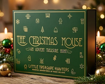 Könnte beinhalten: Eine rechteckige dunkelgrüne Schachtel mit goldenem Text und Symbolen. Der Text lautet: THE CHRISTMAS MOUSE AN ADVENT TREASURE HUNT und LITTLE TREASURE HUNTERS MAGICAL ADVENTURES OF MAKE BELIEVE. Die Schachtel zeigt goldene Weihnachtssymbole.