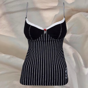 Camiseta negra Vive Maria, camisola gótica, blusa grunge, rayas, dije cruzado, colgante de rosa icónico raro de archivo, años 2000, estética vintage de los 2000