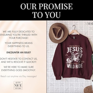 Puede incluir: Sudadera color granate con un estampado gr&aacute;fico blanco de un caballo y un jinete con el texto "Salmos XXIII:4 Jes&uacute;s S&uacute;beme en este paseo salvaje".