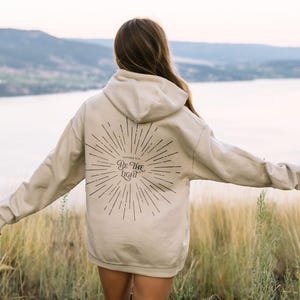 Var ljuset Matteus 5 14 Boho kristen hoodie Gud tröja Jesus hoodie Kristna kläder Kristen streetwear kristen merchandise gåva bild 4