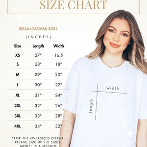 K&ouml;nnte beinhalten: Gr&ouml;&szlig;entabelle f&uuml;r Bella + Canvas 3001 T-Shirts, mit Ma&szlig;en in Zoll f&uuml;r die Gr&ouml;&szlig;en XS bis 4XL. Die Tabelle enth&auml;lt L&auml;ngen- und Breitenma&szlig;e. Das Model tr&auml;gt Gr&ouml;&szlig;e XL.