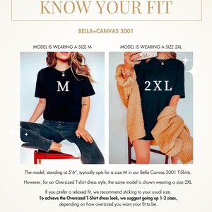 K&ouml;nnte beinhalten: Zwei Models tragen das gleiche schwarze Bella + Canvas 3001 T-Shirt. Das Model links tr&auml;gt Gr&ouml;&szlig;e M und das Model rechts tr&auml;gt Gr&ouml;&szlig;e 2XL. Der Text "KNOW YOUR FIT" befindet sich oben im Bild.