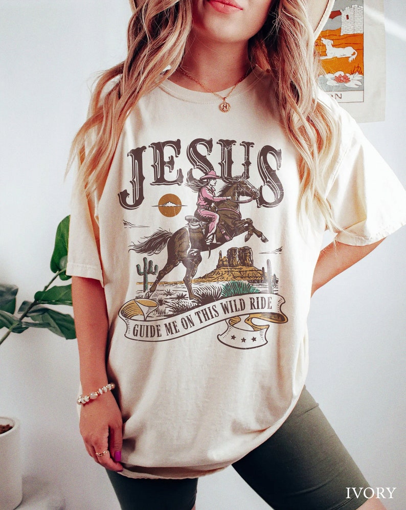 Westliches christliches christliches Hemd Komfort-Farben Küsten-Cowgirl christlichen Merch christlichen Rundhalsausschnitt Küsten-Cowgirl-Herzen Bild 1