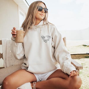 Var ljuset Matteus 5 14 Boho kristen hoodie Gud tröja Jesus hoodie Kristna kläder Kristen streetwear kristen merchandise gåva bild 2