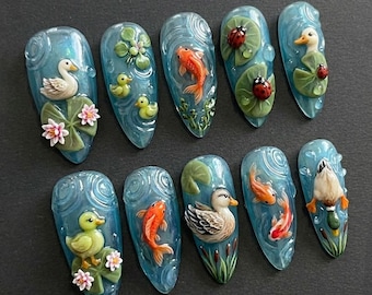 Handgemachte Koi Teich Presse auf den Nägeln | 3D Ente, Fisch & Seerosenblatt Design | Niedliche Blue Water Garden Mandel Nägel