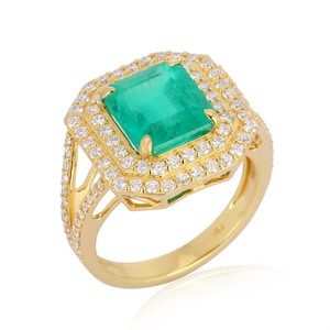 18K Gold Ring With Natural Colombian Emerald and Diamonds