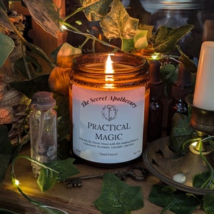 Candela profumata di lusso Practical Magic: cera di soia biologica al 100% con oli essenziali di prima qualità in barattolo di vetro ambrato.