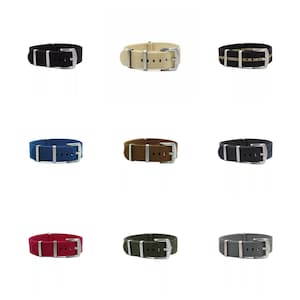 Könnte beinhalten: Neun verschiedene farbige Uhrenarmbänder mit silbernen Schließen. Die Armbänder sind aus Nylon und in den Farben Schwarz, Beige, Blau, Braun, Rot, Grün und Grau erhältlich.