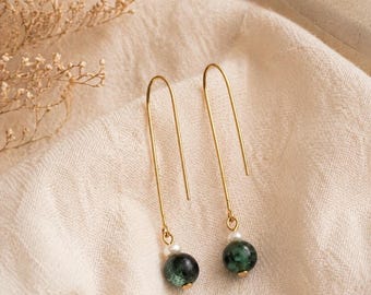 Minimalist gold earrings with a green pearl | Elegant drop earrings | Modern earrings | Handmade jewelry | Timeless jewelry |