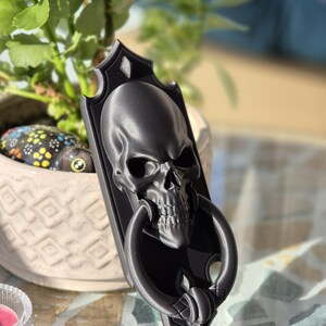 Puxador de Porta em Formato de Caveira | Decoração Inspirada em Mort e Trono de Vidro | Decoração Gótica com Caveiras | Arte de Parede para o Halloween | Decoração Dark Academia | Presente para Leitor de Fantasia