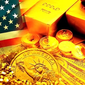 Puede incluir: Imagen con billetes de dólar estadounidense, lingotes de oro y monedas, con la bandera estadounidense de fondo. Las barras de oro están estampadas con "999.9 FINE". Las monedas muestran la Estatua de la Libertad. El tema es la riqueza y las finanzas.