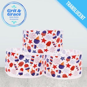 Può includere: Tre accessori traslucidi per bottiglie d'acqua con un motivo ripetuto di ghiaccioli, stelle e fuochi d'artificio rossi, bianchi e blu. Gli accessori sono etichettati "Grit & Grace Water Bottle Accessories".