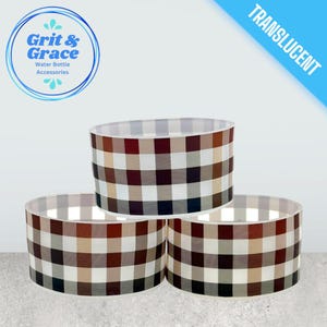 Può includere: Tre accessori traslucidi per bottiglie d'acqua con un motivo a quadri marrone, bianco e nero. Gli accessori sono cilindrici e impilati. L'angolo in alto a destra ha uno striscione blu con la scritta "TRANSLUCENT". L'angolo in alto a sinistra ha un logo con la scritta "Grit & Grace Water Bottle Accessories".