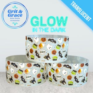 Può includere: Tre accessori traslucidi per bottiglie d'acqua con un motivo a tema Halloween. Il design include zucche, fantasmi, pipistrelli e caramelle di mais. Il testo "GLOW IN THE DARK" è visibile, insieme al marchio "Grit & Grace".