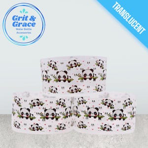 Può includere: Tre accessori bianchi per bottiglie d'acqua con un motivo ripetuto di panda che tengono il bambù. Gli accessori hanno il testo "Grit & Grace Water Bottle Accessories" e uno striscione traslucido.
