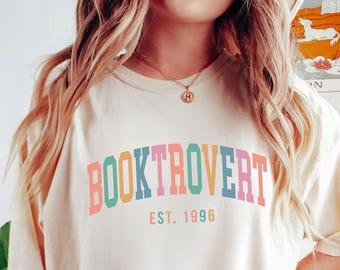 Personalisiertes Bücher Shirt Buchliebhaber Geschenk für Bücherwürmer T-shirt booktrovert Geburtstagsgeschenke Book Club Bookish Merch Retro