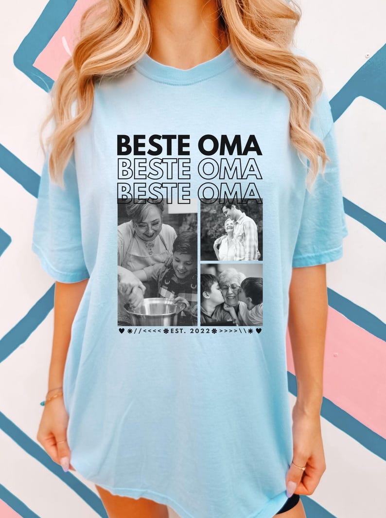 Puede incluir: Camiseta azul claro con el texto "BESTE OMA" repetido tres veces en negro. La camiseta presenta un collage de fotos en blanco y negro y el texto "EST. 2022".