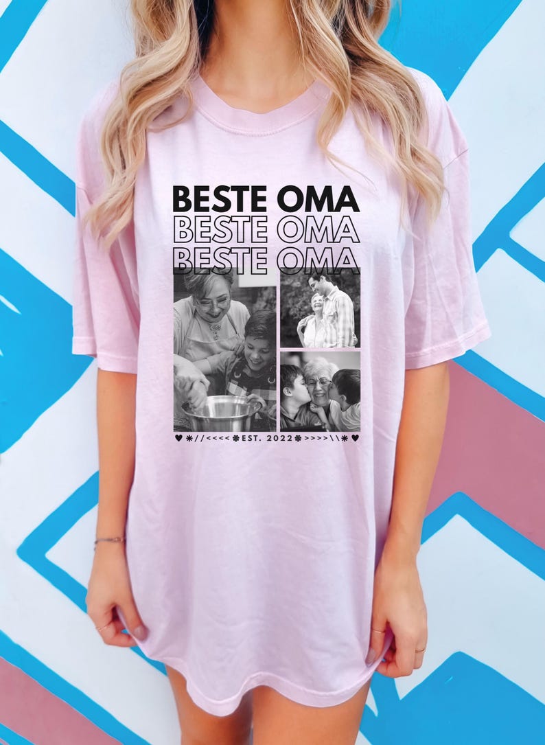 Puede incluir: Camiseta rosa claro con las palabras "BESTE OMA" repetidas tres veces en negro. La camiseta presenta un collage de fotos en blanco y negro y el texto "EST. 2022".