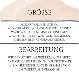 May include: A graphic with German text, including "GR&Ouml;SSE" (size) and "BEARBEITUNG" (processing). It provides information about sizing for unisex items and production times, advising customers on fit.