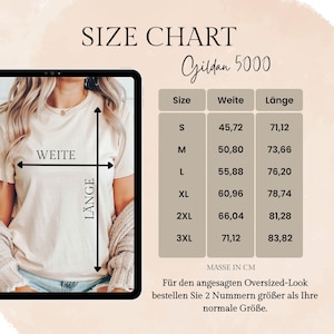 Puede incluir: Una tabla de tallas para camisetas Gildan 5000, con medidas en cent&iacute;metros. La tabla incluye tallas de la S a la 3XL, con las medidas correspondientes de ancho y largo. La imagen tambi&eacute;n muestra a una persona con una camiseta beige.