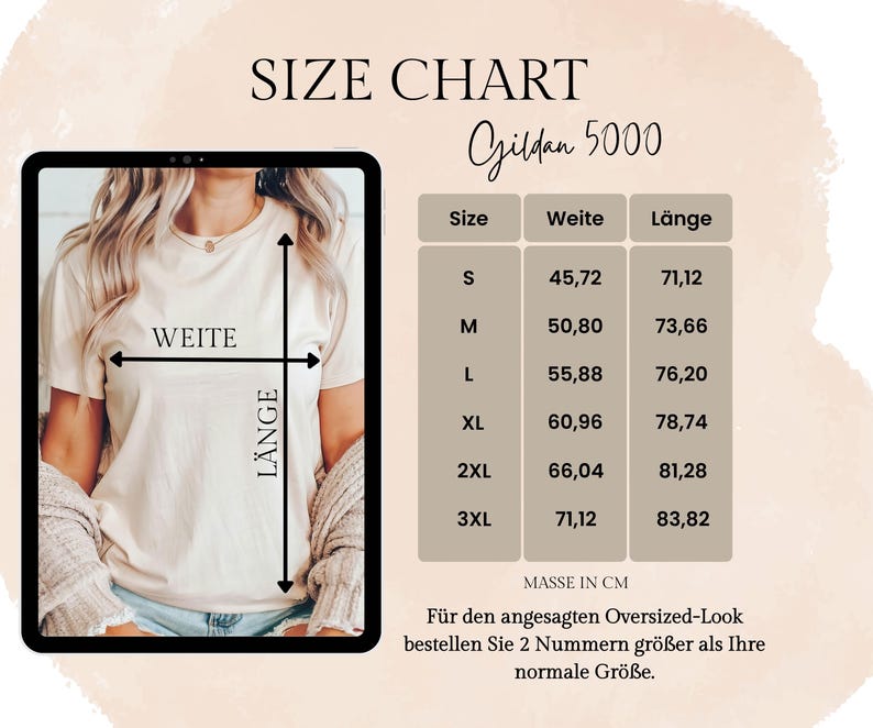 Puede incluir: Una tabla de tallas para camisetas Gildan 5000, con medidas en cent&iacute;metros. La tabla incluye tallas de la S a la 3XL, con las medidas correspondientes de ancho y largo. La imagen tambi&eacute;n muestra a una persona con una camiseta beige.