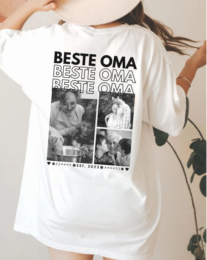Puede incluir: Camiseta blanca con las palabras "BESTE OMA" repetidas tres veces en negro. Debajo, cuatro fotos en blanco y negro. La camiseta tiene un dise&ntilde;o de coraz&oacute;n y estrella con el texto "EST. 2022".