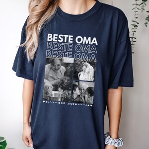 Puede incluir: Camiseta azul marino con la frase blanca "BESTE OMA" repetida tres veces. Debajo, fotos familiares en blanco y negro. La camiseta incluye el texto "EST. 2022" y s&iacute;mbolos decorativos.