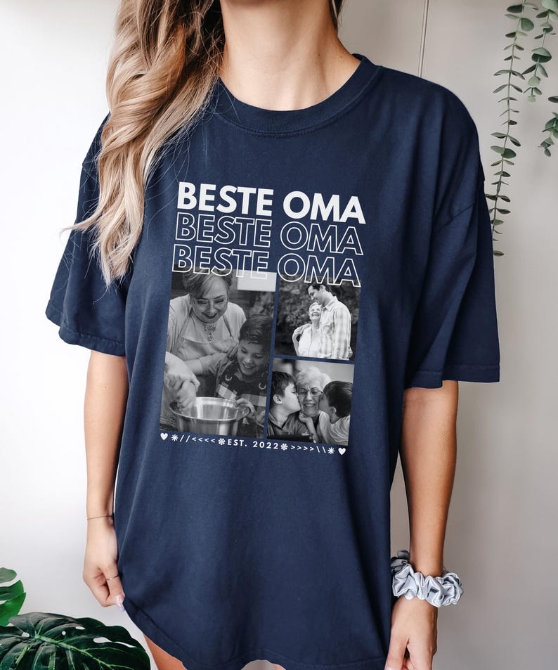 Puede incluir: Camiseta azul marino con la frase blanca "BESTE OMA" repetida tres veces. Debajo, fotos familiares en blanco y negro. La camiseta incluye el texto "EST. 2022" y s&iacute;mbolos decorativos.