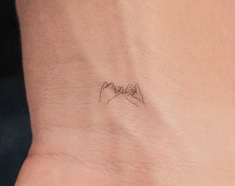 Könnte beinhalten: Eine einfache Linienzeichnung eines Tattoos von zwei Händen, die ein Pinky-Versprechen machen.