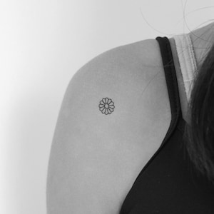 Piccolo tatuaggio temporaneo margherita minimalista (set di 3)