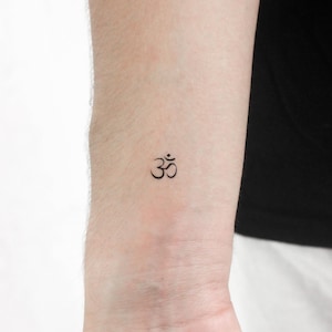 Piccolo tatuaggio temporaneo della linea sottile Om (set di 3)