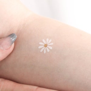Piccolo tatuaggio temporaneo margherita bianca (set di 3)